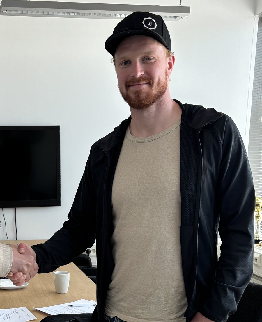 Emil Liekari ja 3J Partnersin toimitusjohtaja Jaakko Niskanen kättelevät yhteistyösopimuksen allekirjoituksen jälkeen.